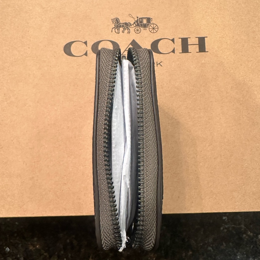 Coach small zip top wallet . Leather : olive green - Picture 3 of 3